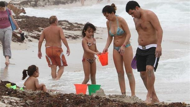 Rodzinne wakacje Carlosa Teveza z żoną Vanessą Mansillą i córkami Florencia i Katie!