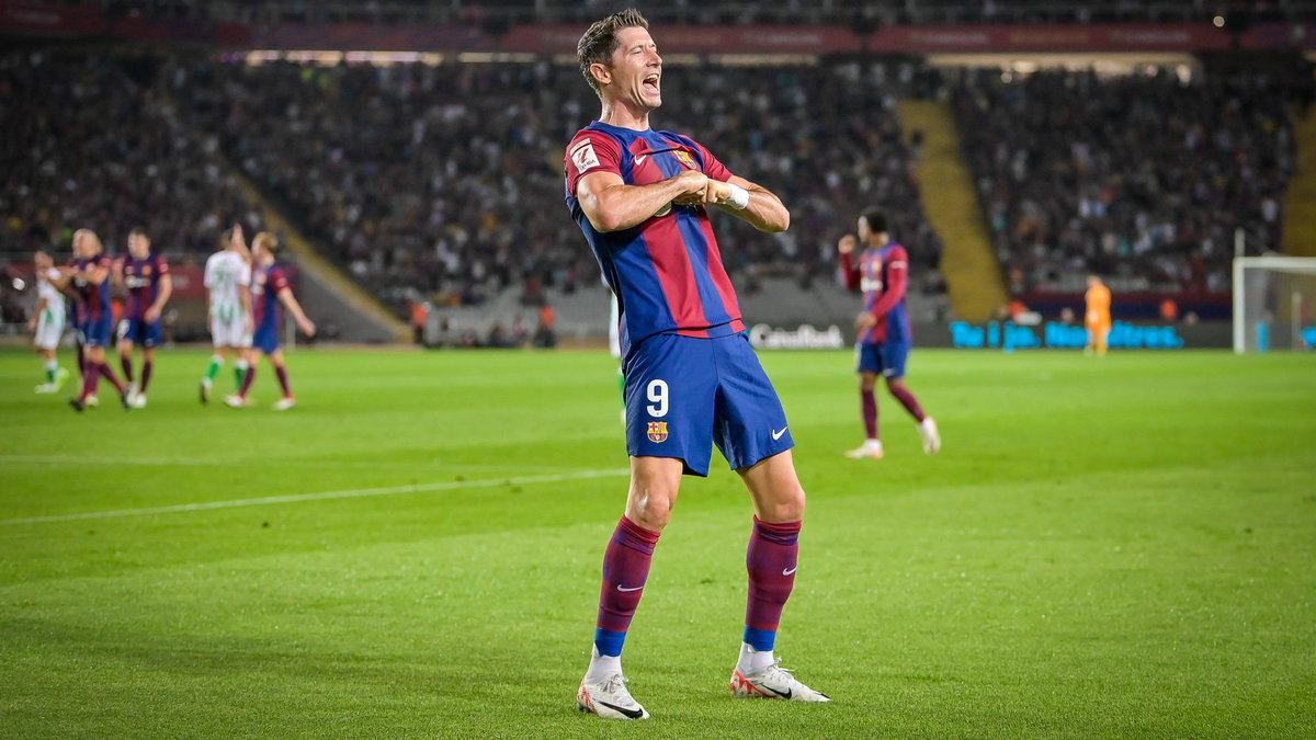 Robert Lewandowski cieszy się z gola dla Barcelony