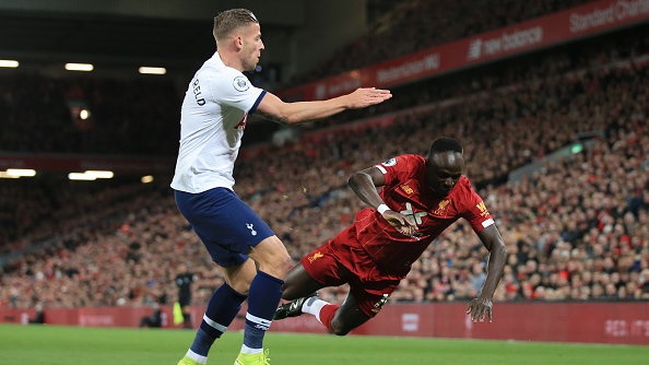 Toby Alderweireld (Tottenham) w walce z Sadio Mane (Liverpool)