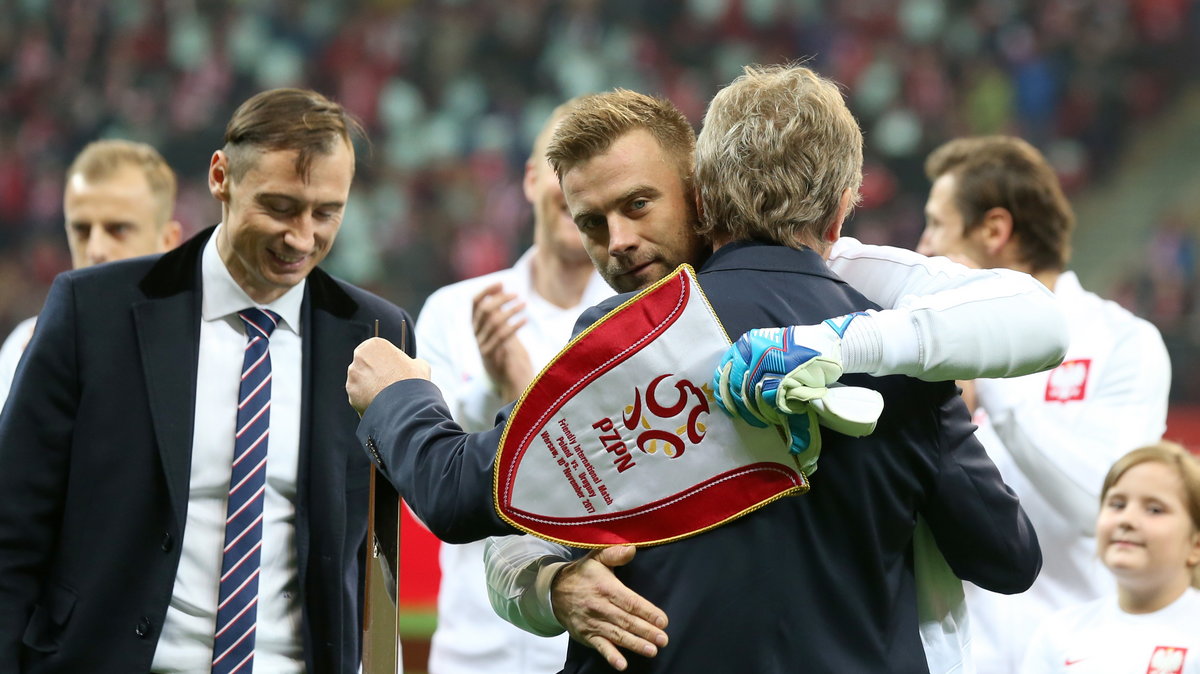 Artur Boruc przytula Zbigniewa Bońka przed pożegnalnym meczem w reprezentacji Polski