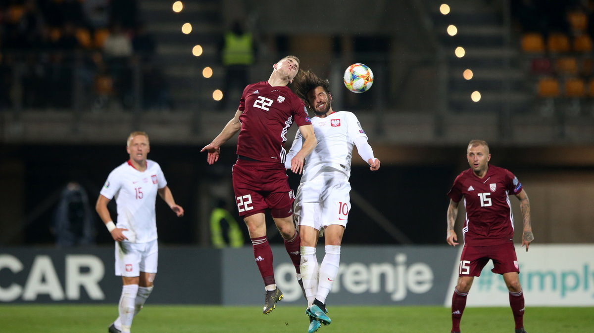 Vladislavs Gutkovskis (Łotwa) i Grzegorz Krychowiak (Polska)