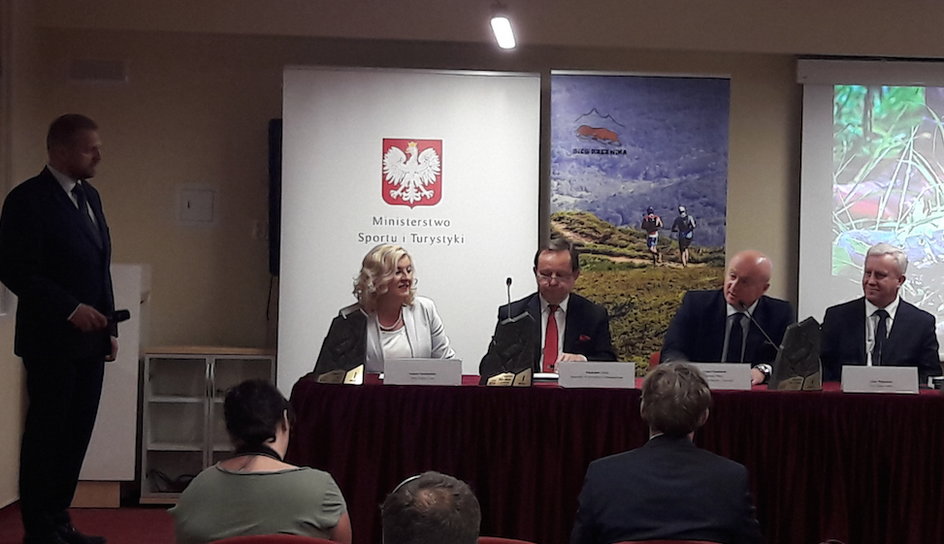 Na spotkaniu w ministerstwie byli m.in. Renata Szczepańska (wójt gminy Cisna), Władysław Ortyl (marszałek województwa podkarpackiego), sekretarz stanu MSiT Jarosław Stawiarski i Adam Piątkowski (wójt gminy Solina)