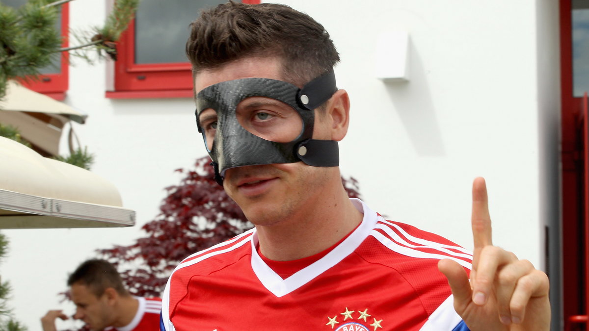 Robert Lewandowski w specjalnej masce w 2015 r.