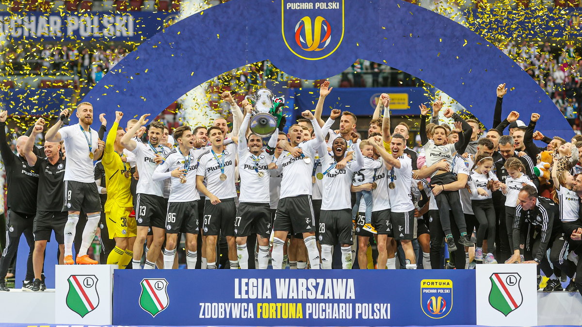 Piłkarze Legii Warszawa z Pucharem Polski