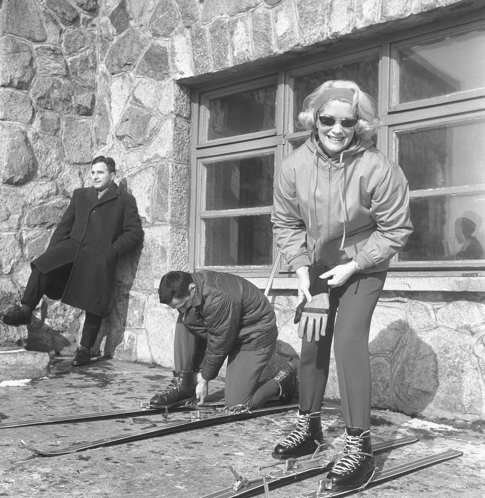 Zakopane 1964. Alina Janowska i Wojciech Zabłocki na nartach w Tatrach 