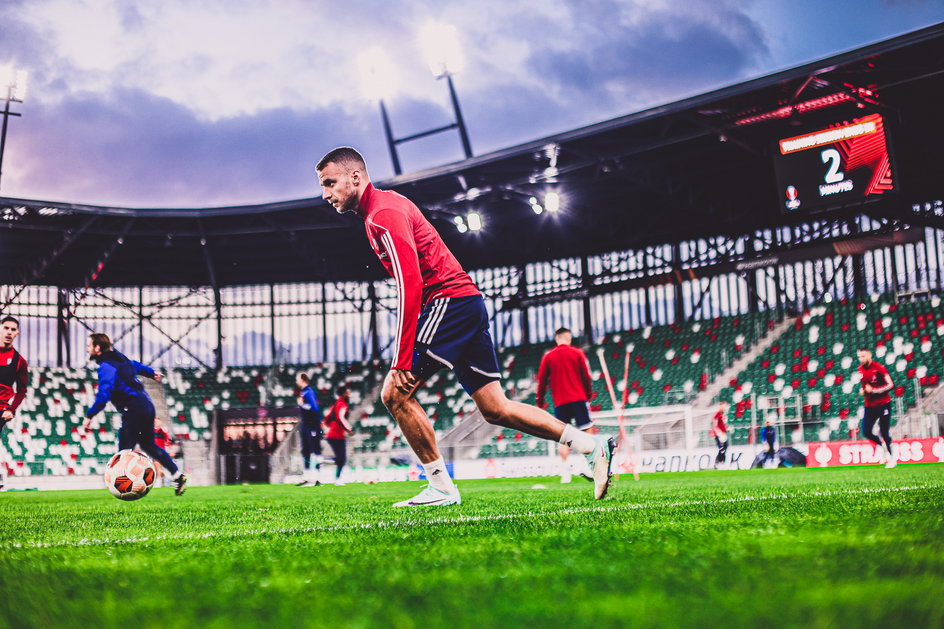 Piłkarze Rakowa w środę trenowali na stadionie w Sosnowcu. Na pierwszym planie Marcin Cebula