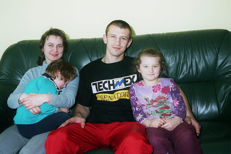 Tomasz Adamek z żoną i córkami w kwietniu 2004 r.