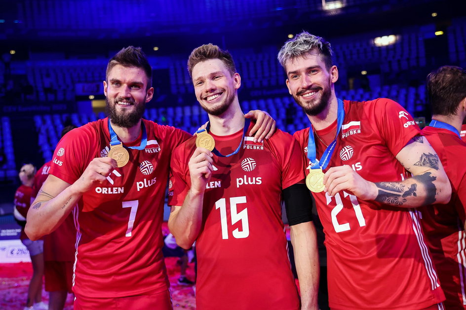 Karol Kłos, Jakub Kochanowski i Tomasz Fornal pozują ze złotym medalem mistrzostw Europy