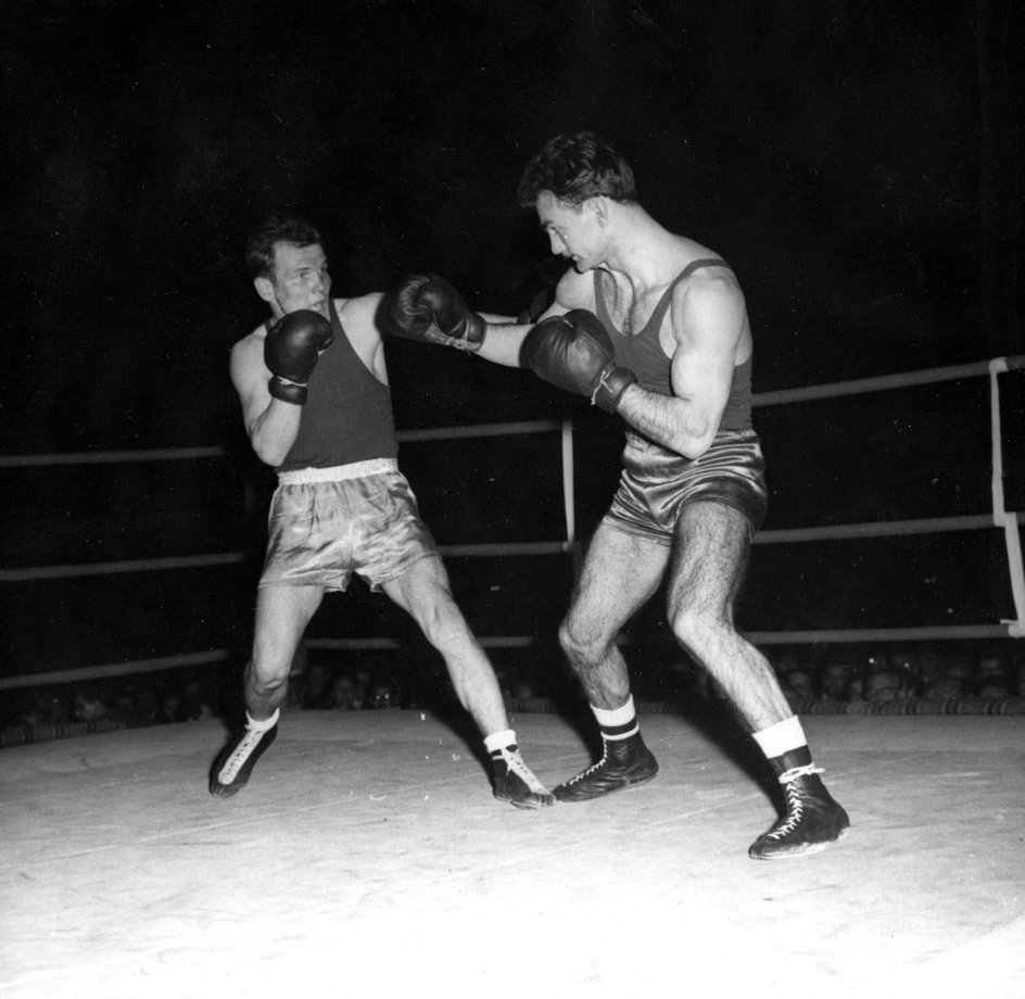 Indywidualne Mistrzostwa Polski w Boksie w 1961 roku. Na zdjęciu walczą Jerzy Kulej (z lewej) i Marian Kasprzyk.