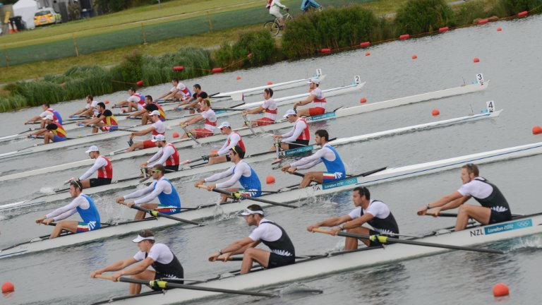 Rywalizacja czwórek na torze w Eton Dorney