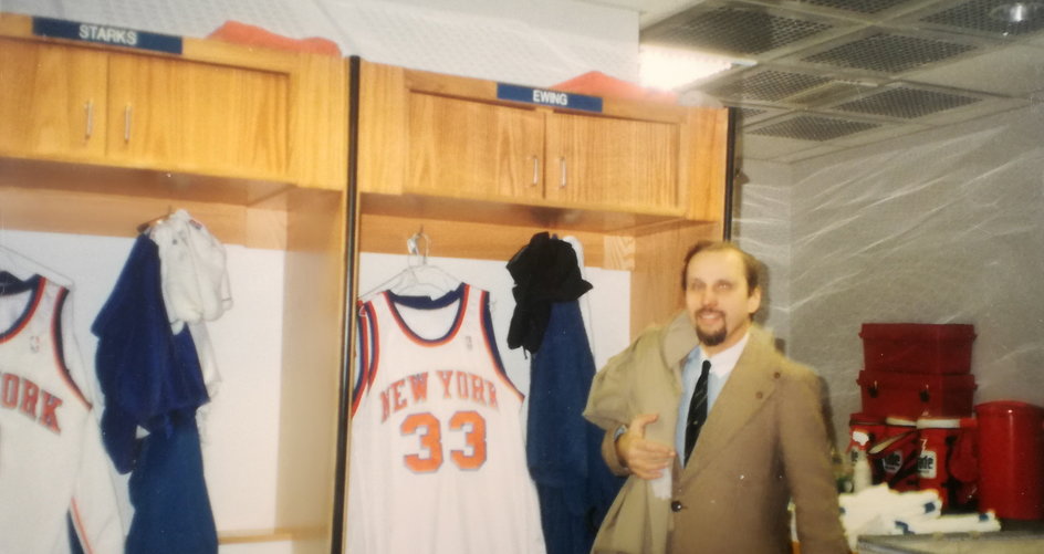 Rok 1993, akredytowałem się przy NBA i jestem w szatni New York Knicks po ich meczu z Utah Jazz w Madison Square Garden w Nowym Jorku.