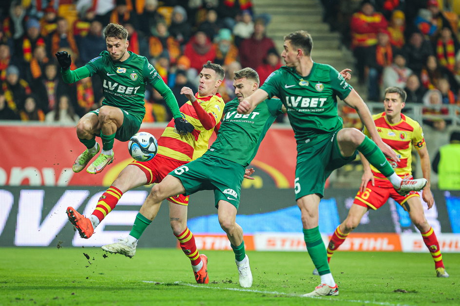 Od lewej w zielonych strojach: Patryk Janasik, Petr Pokorny i Aleks Petkow w meczu Jagiellonia - Śląsk (3:1)