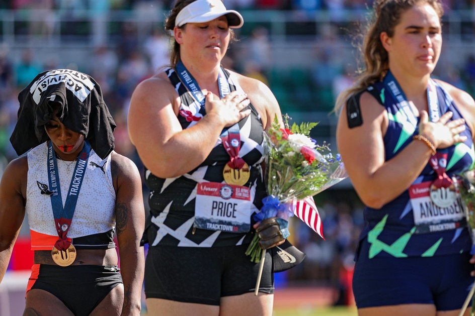 Protest Gwen Berry w czasie amerykańskich kwalifikacji lekkoatletycznych w Eugene