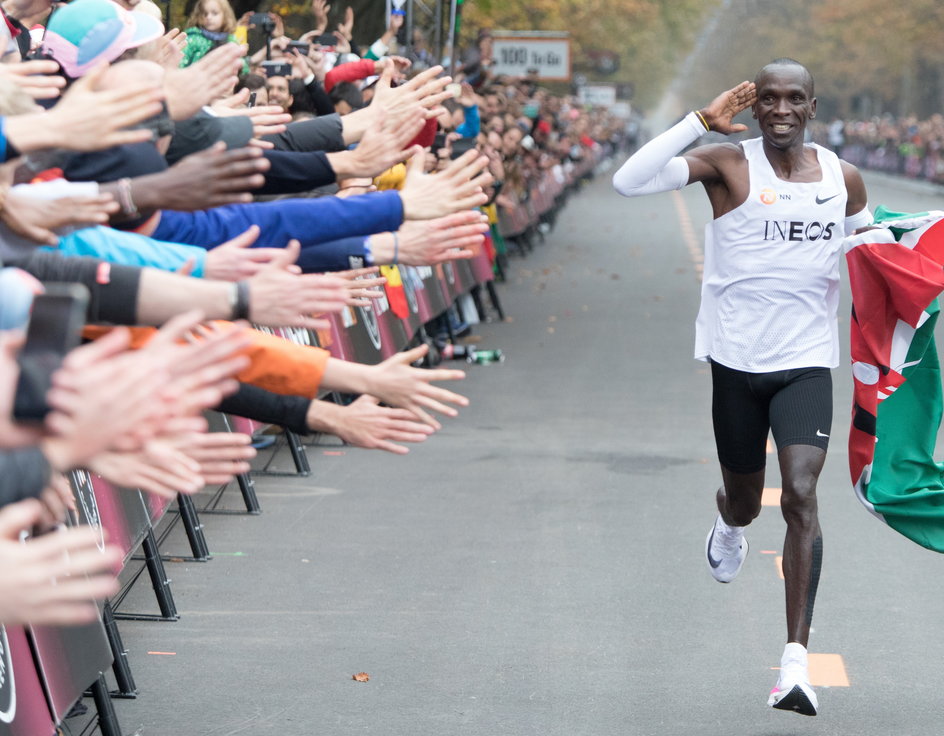 Eliud Kipchoge w 2019 roku jako pierwszy przebiegł maraton poniżej 2 godzin, ale jego buty były nieregulaminowe – miały w przedniej części podeszwy... 3 karbonowe płytki