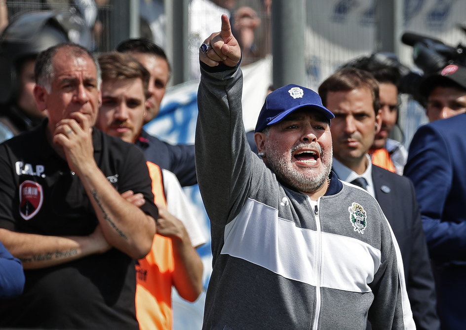 Diego Maradona przywitany przez kibiców Gimnasia La Plata