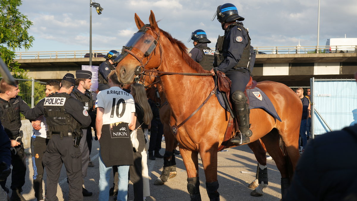 Policjanci na koniach patrolowali okolice stadionu przed finałem Ligi Mistrzów