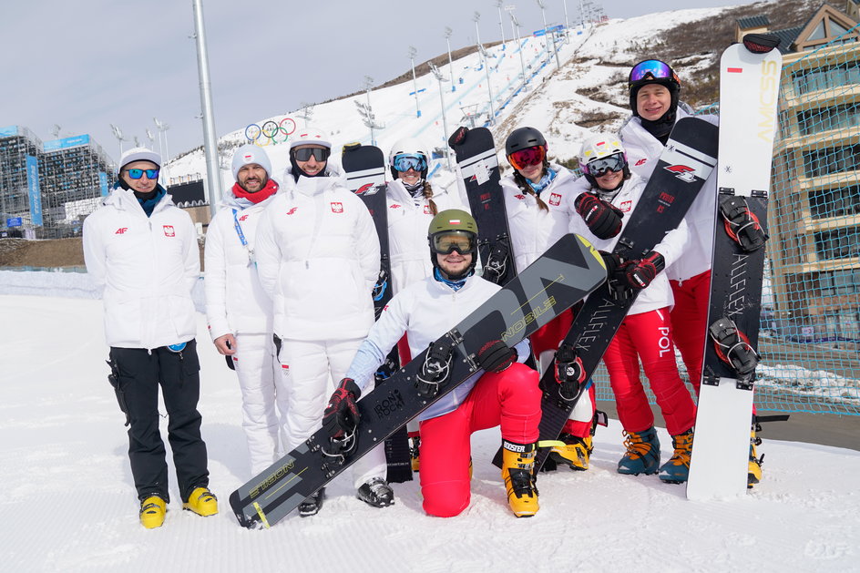 Kadra polskich snowboardzistów na treningu w Zhangjiakou. Radość z jazdy była wielka, ale trening został przerwany w połowie przez Chińczyków