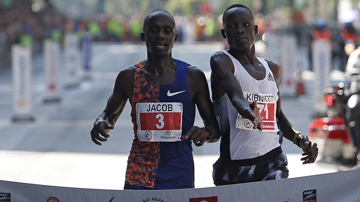 Jacob Kiplimo (z lewej) przedwcześnie ucieszył się ze zwycięstwa w San Paulo