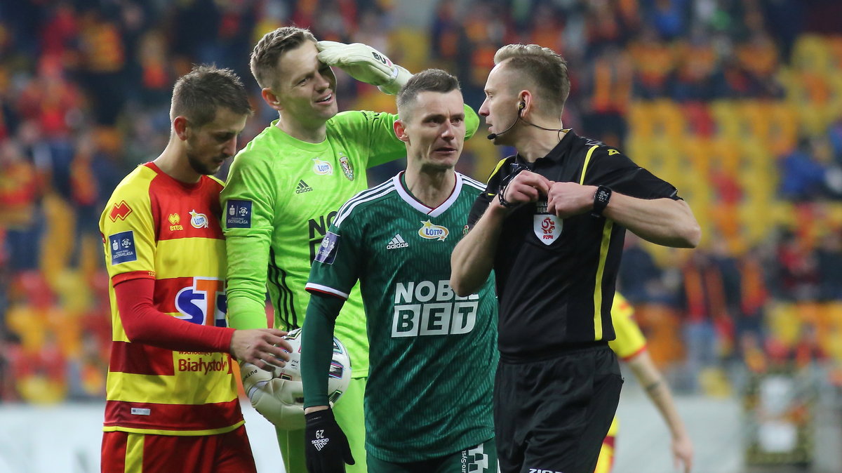 PKO Ekstraklasa: Jakov Puljić (Jagiellonia Białystok), Matuš Putnocky i Krzysztof Mączyński (Śląsk Wrocław) oraz Piotr Lasyk (sędzia)