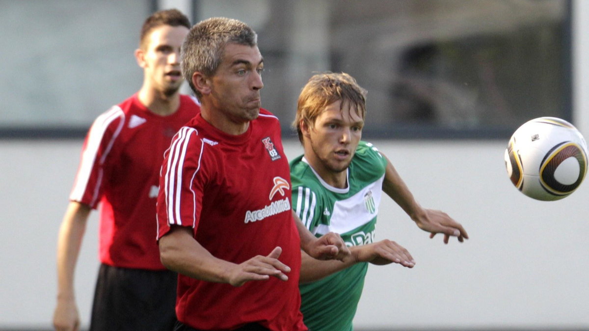 Piłkarze Differdange 03 (L) w meczu przeciwko Levadii Tallin