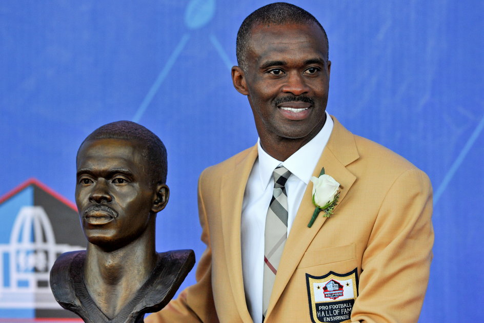 Marvin Harrison w 2016 r. z popiersiem na gali dla najlepszych futbolistów w historii ligi NFL