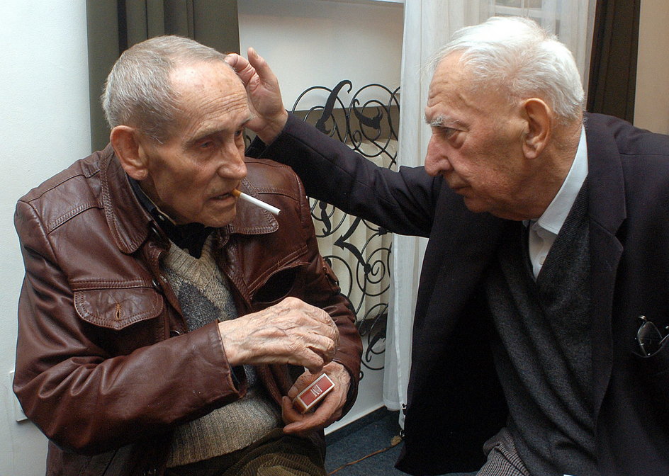 Tadeusz Konwicki (L) i Gustaw Holoubek