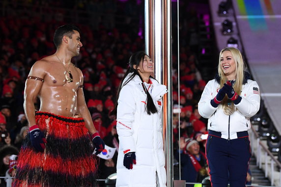 Pita Taufatofua na ceremonii zamknięcia zimowych igrzysk olimpijskich w Pjongczangu (na zdjęciu z chińską snowboardzistką Liu Jiayu i amerykańską narciarką alpejską Lindsey Vonn)