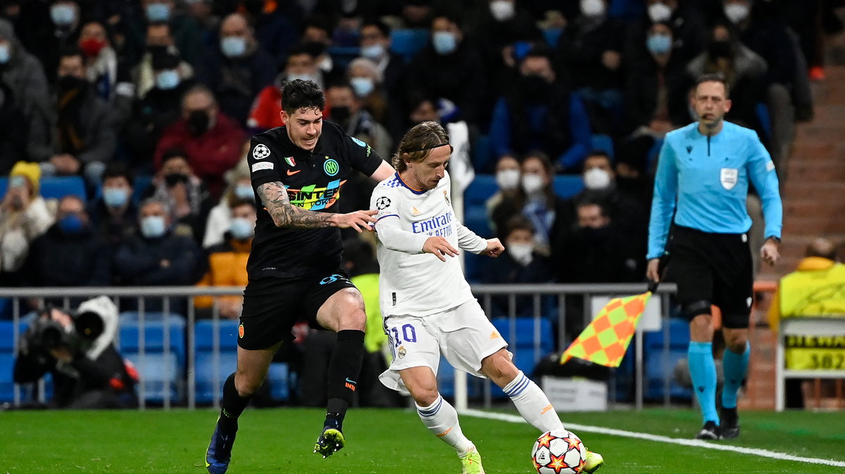 Alessandro Bastoni (Inter Mediolan) i Luka Modrić (Real Madryt)