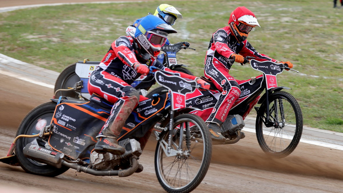 Sam Masters (niebieski kask) i Kacper Gomólski (obaj Start Gniezno)