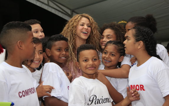 epa07138055 - COLOMBIA SCHOOLS SHAKIRA (Shakira at inauguration of new school in El Bosque)