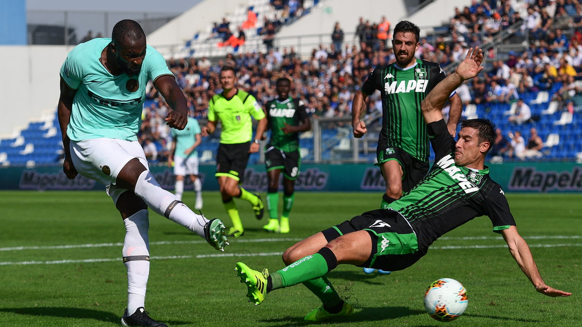 Romelu Lukaku (Inter Mediolan) i Federico Peluso (Sassuolo Calcio)