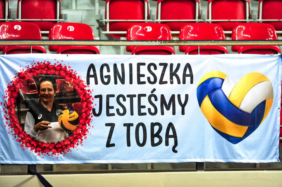 Kiedy kibice dowiedzieli się o chorobie pani Agnieszki, w halach całej Polski pojawiały się transparenty wspierające jej walkę.