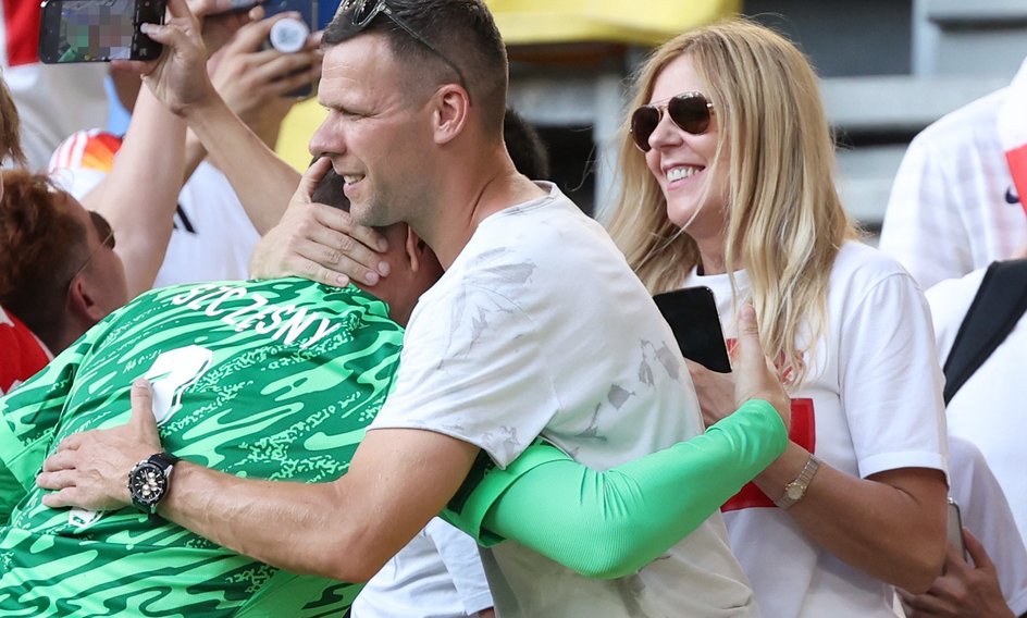 Wojciech Szczęsny mit seinem Bruder und seiner Mutter