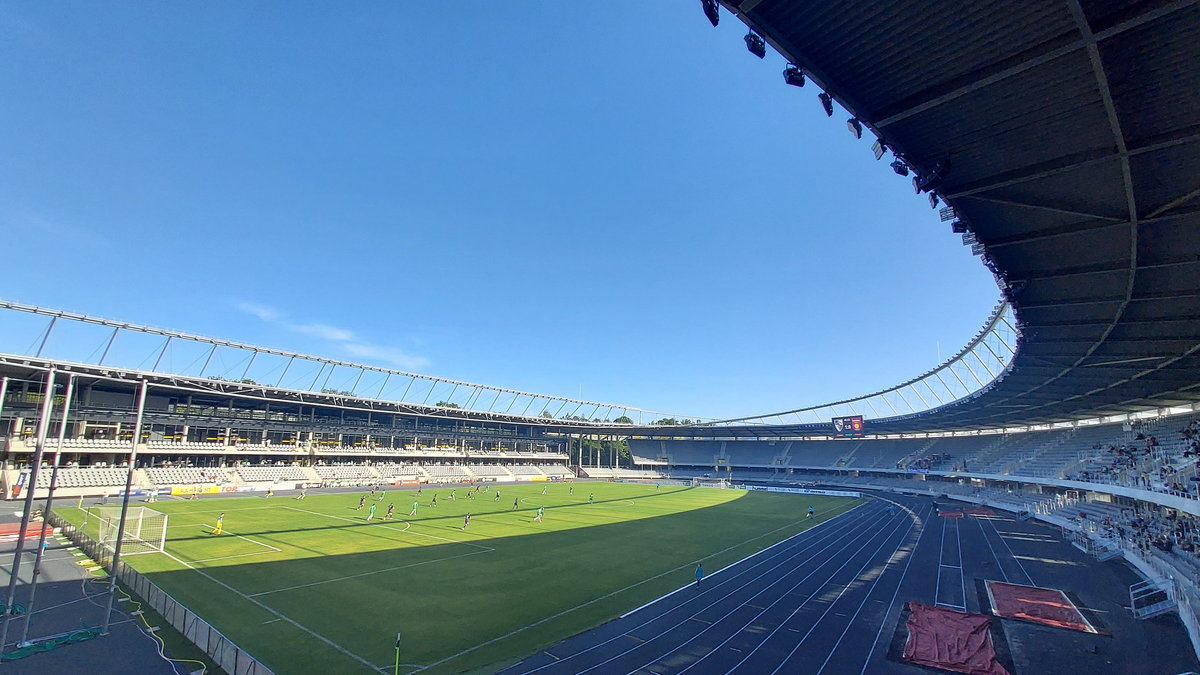 Stadion w Kownie i prawie puste trybuny