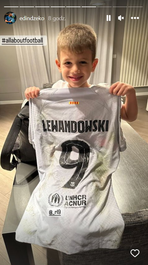 Syn Edina Dżeko z koszulką Roberta Lewandowskiego