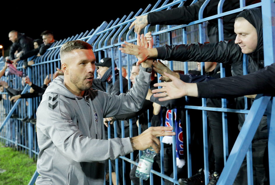 Lukas Podolski z kibicami