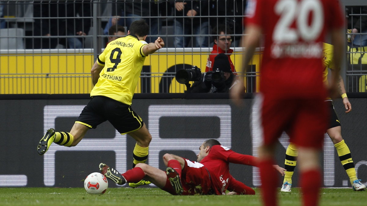 Robert Lewandowski strzela bramkę dla Borussii Dortmund