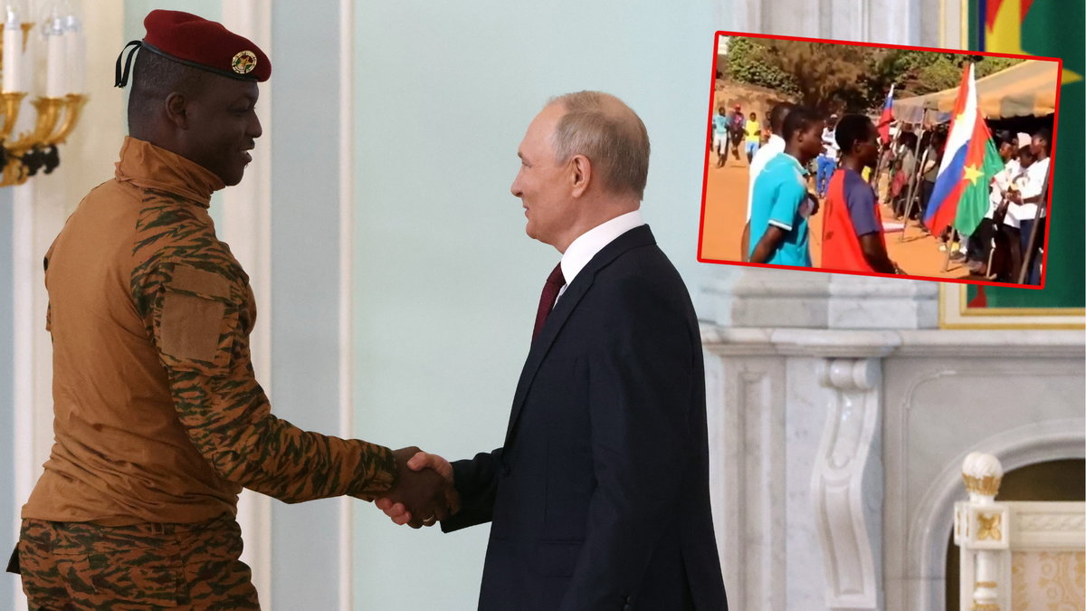 Prezydent Burkina Faso Ibrahim Traore, prezydent Rosji Władimir Putin i piłkarze z Burkina Faso wysłuchujący hymnu Rosji.