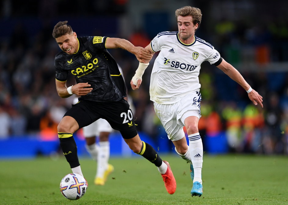 Jan Bednarek (Aston Villa) i Patrick Bamford (Leeds United)