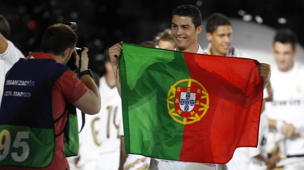 Cristiano Ronaldo z flagą Portugalii
