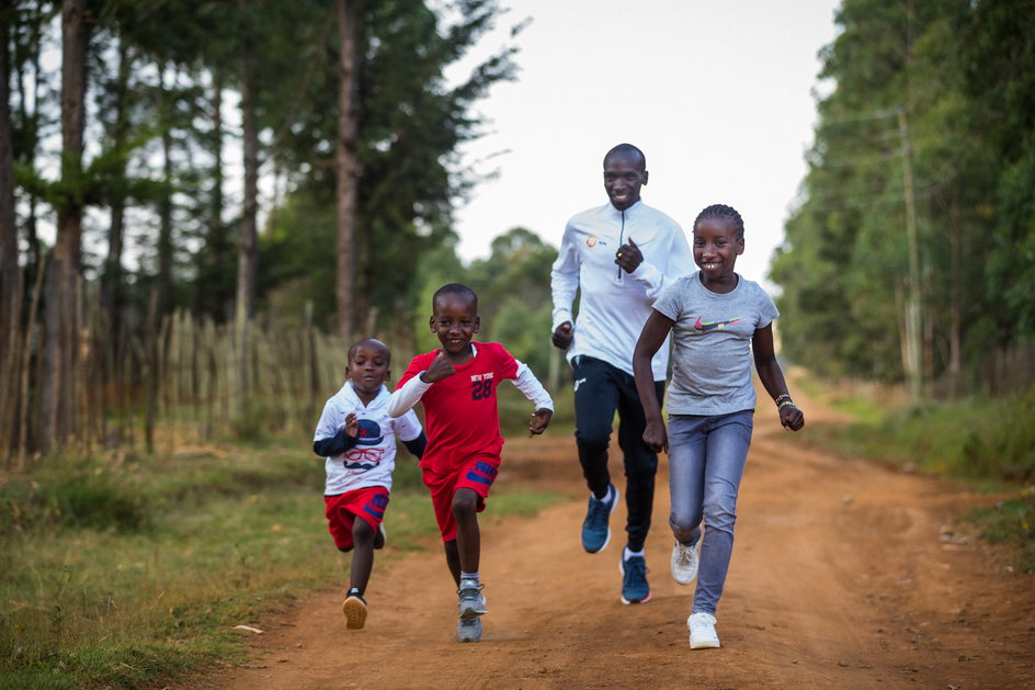 Dzieci Kipchoge – córka Lynne i synowie Griffin (z prawej) oraz Gordon – raczej nie będą biegaczami. Wolą jeździć samochodem.