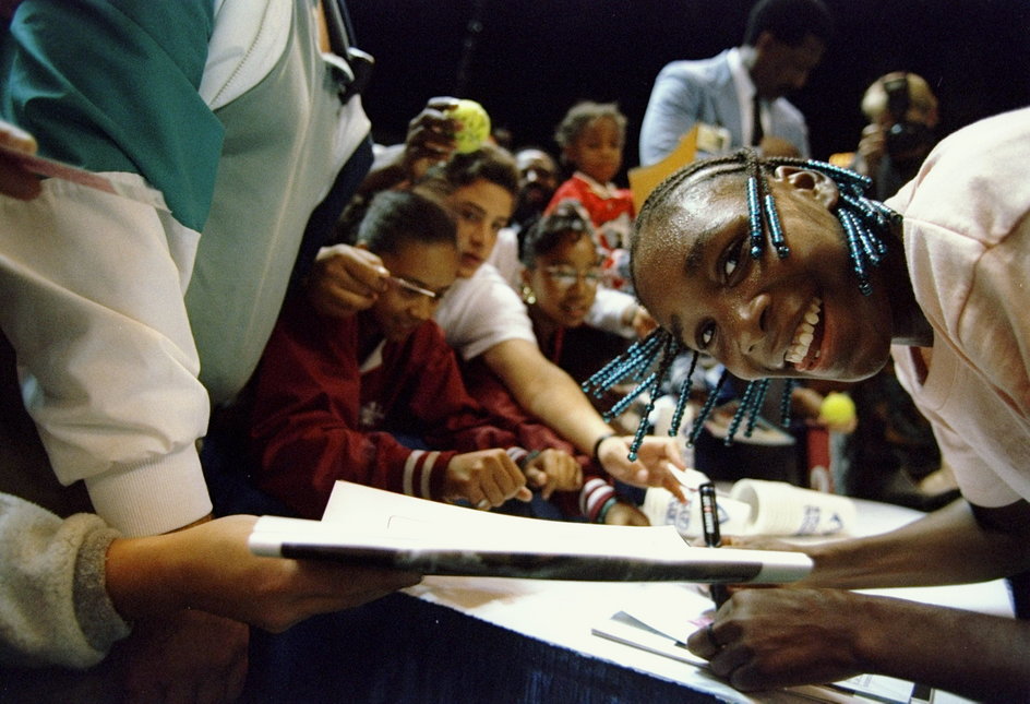 Venus Williams podpisująca autografy podczas debiutanckiego turnieju