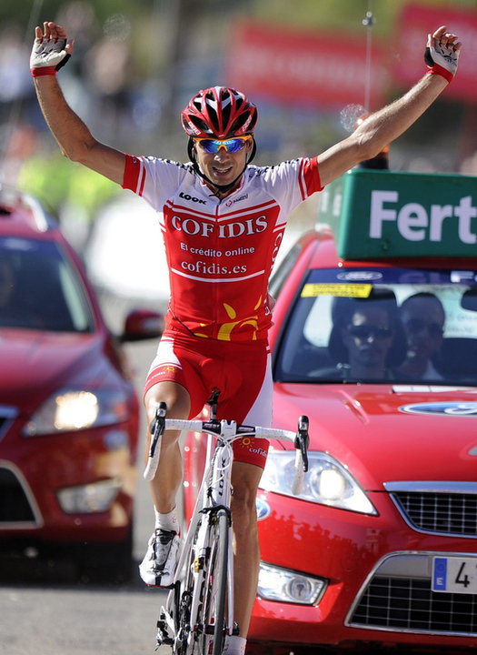Cofidis rider David Moncoutie of France raises his arms as he wins the eighth stage of the Tour of Spain "La Vuelta" cycling race between Villena and Xorret del Cati September 4, 2010. REUTERS/Felix Ordonez (SPAIN - Tags: SPORT CYCLING)