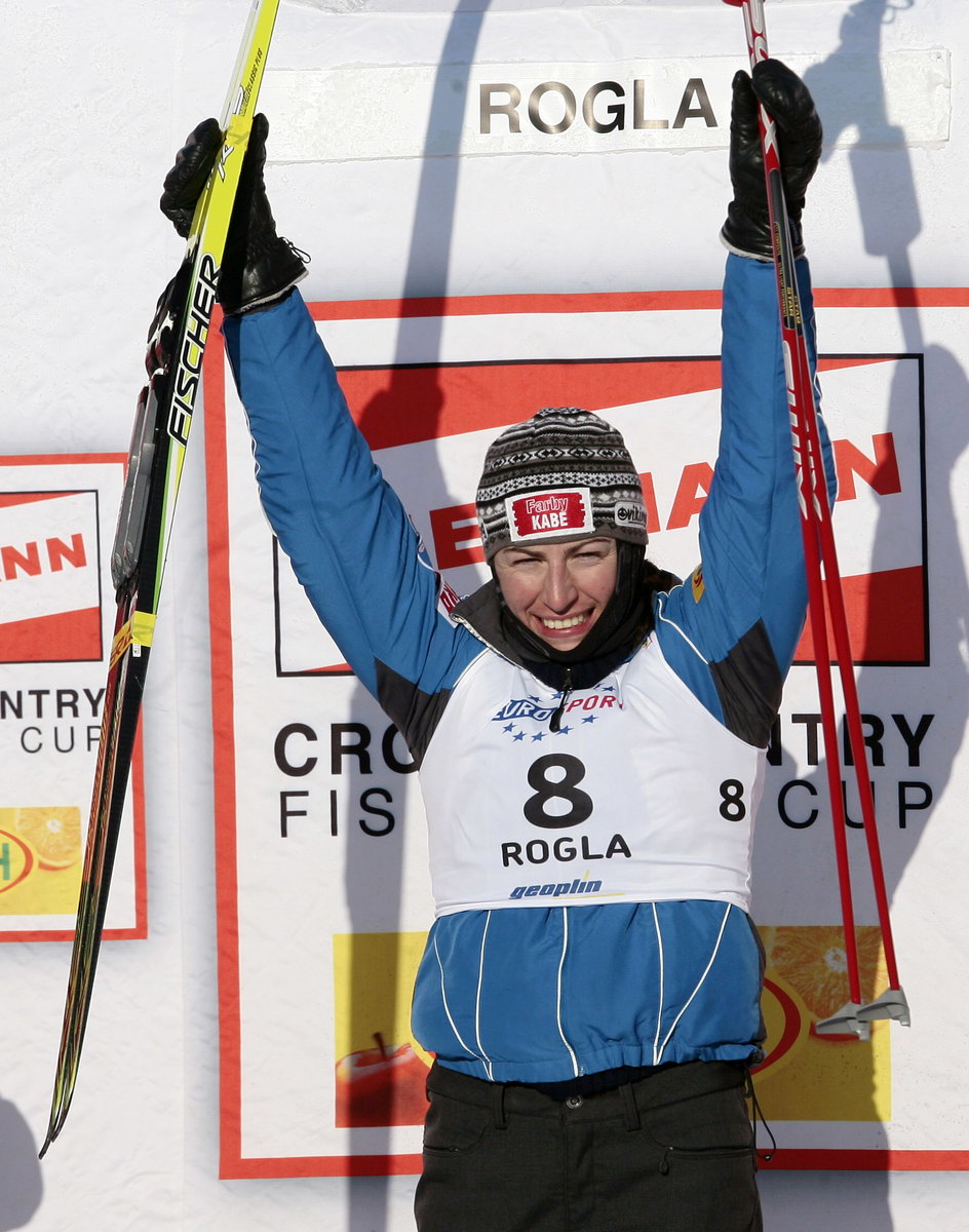 Justyna Kowalczyk na podium w słoweńskiej Rogli. Wcześniej narzekała na kurtki, w których było jej zimno, ale Apoloniusz Tajner szybko zainterweniował i dostała cieplejszą. 