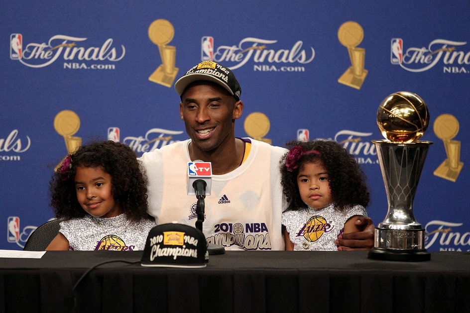 Kobe Bryant wraz z córkami świętujący mistrzostwo NBA
