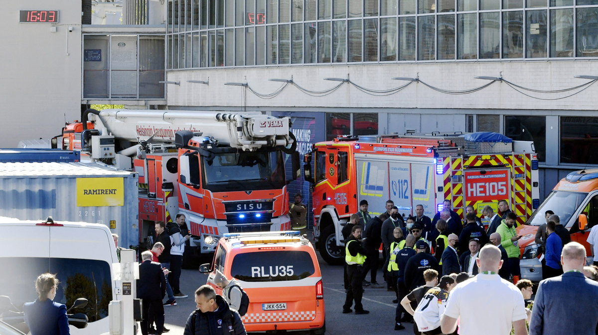 Straż pożarna przed halą w Helsinkach