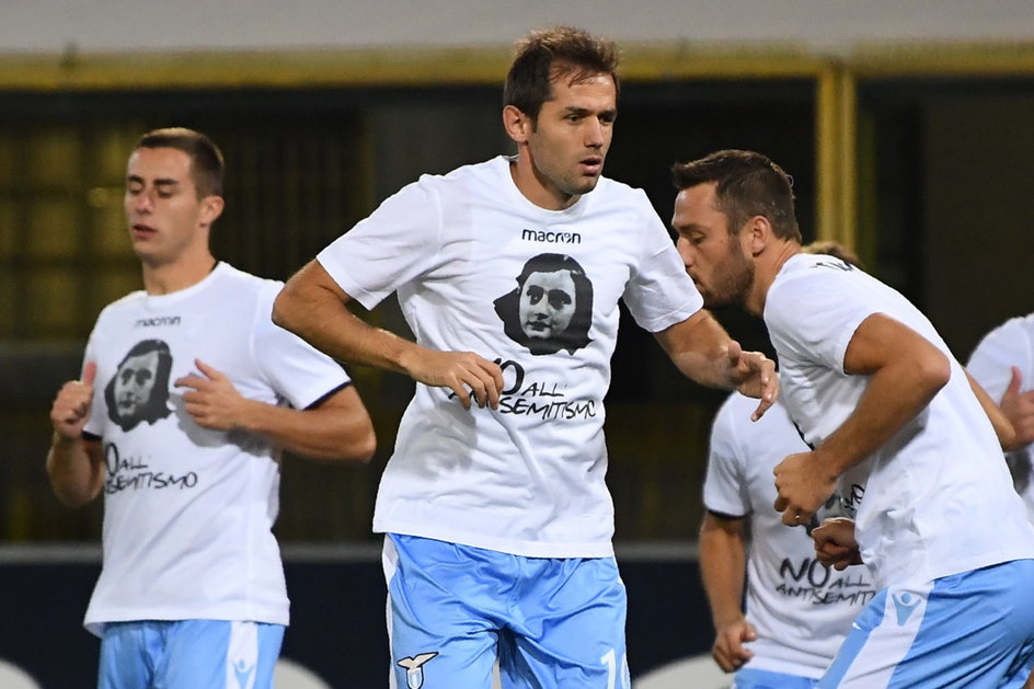 Piłkarze Lazio w koszulkach z wizerunkiem Anny Frank i hasłem sprzeciwiającym się antysemityzmowi