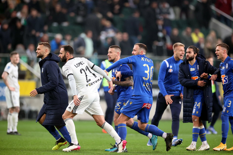 Nika Kvekveskiri (Lech Poznań) powstrzymuje Rafaela Lopesa (Legia Warszawa)