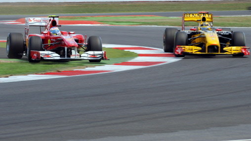 Fernando Alonso (L) i Robert Kubica