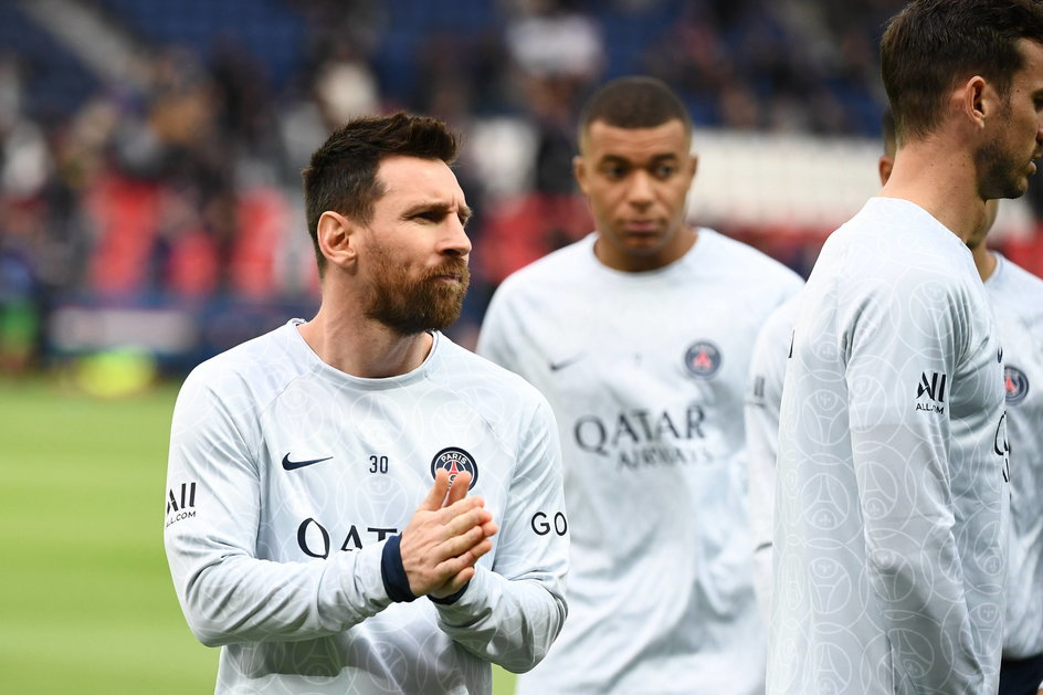 Lionel Messi. W tle Kylian Mbappe